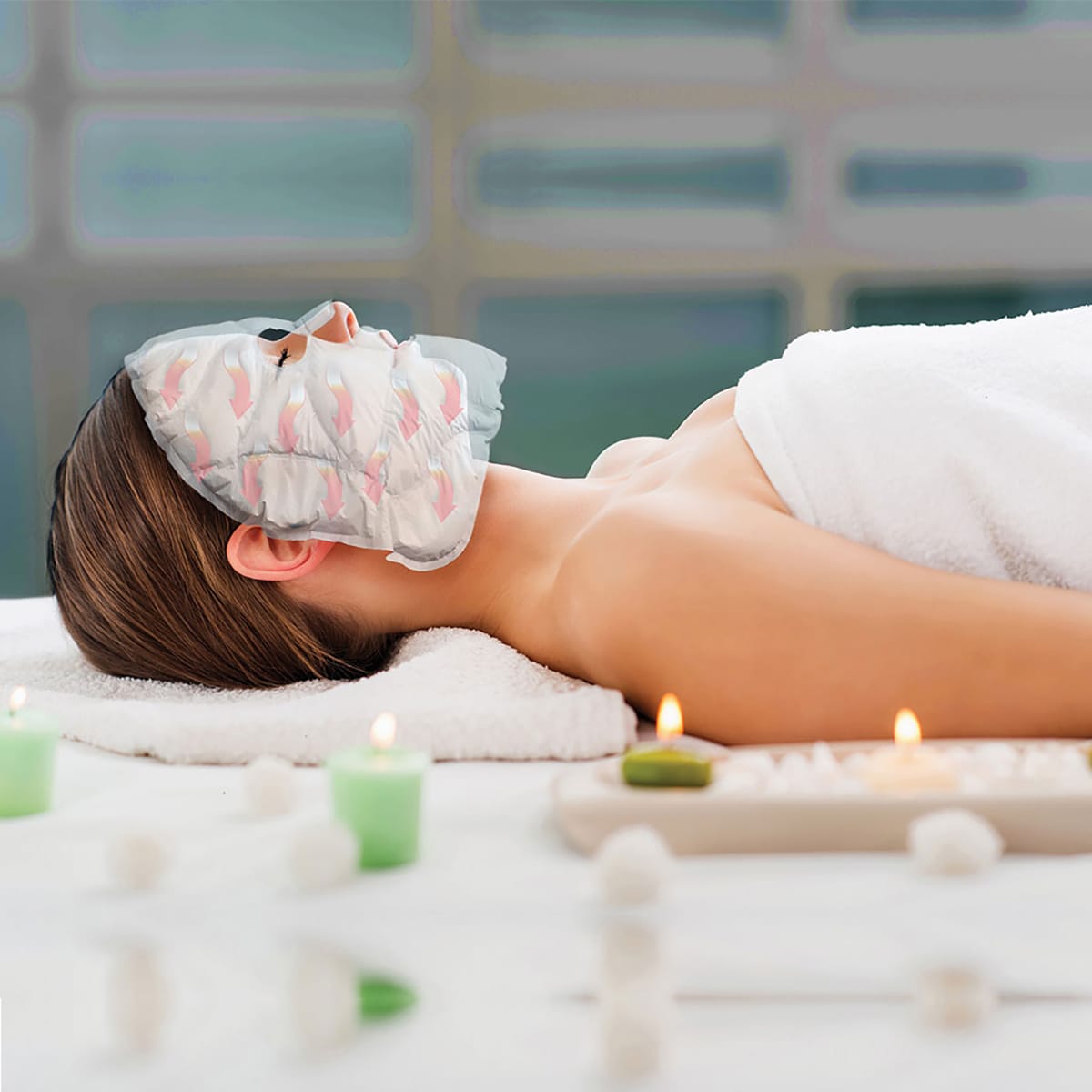 thermaFusion Facial Masque is a self-heating dual-sided facial mask for professional use, designed to support hydration, relaxation, and product absorption.